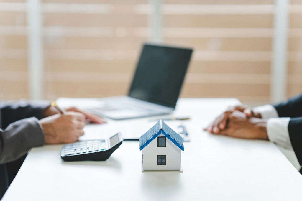 real estate agent Delivering sample homes to customers, mortgage loan contracts. Make a contract for